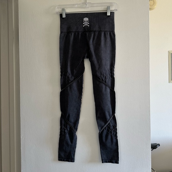 soulcycle Pants - SoulCycle Dark Gray Seamless Cutout Ribbed Leggings size Small EUC